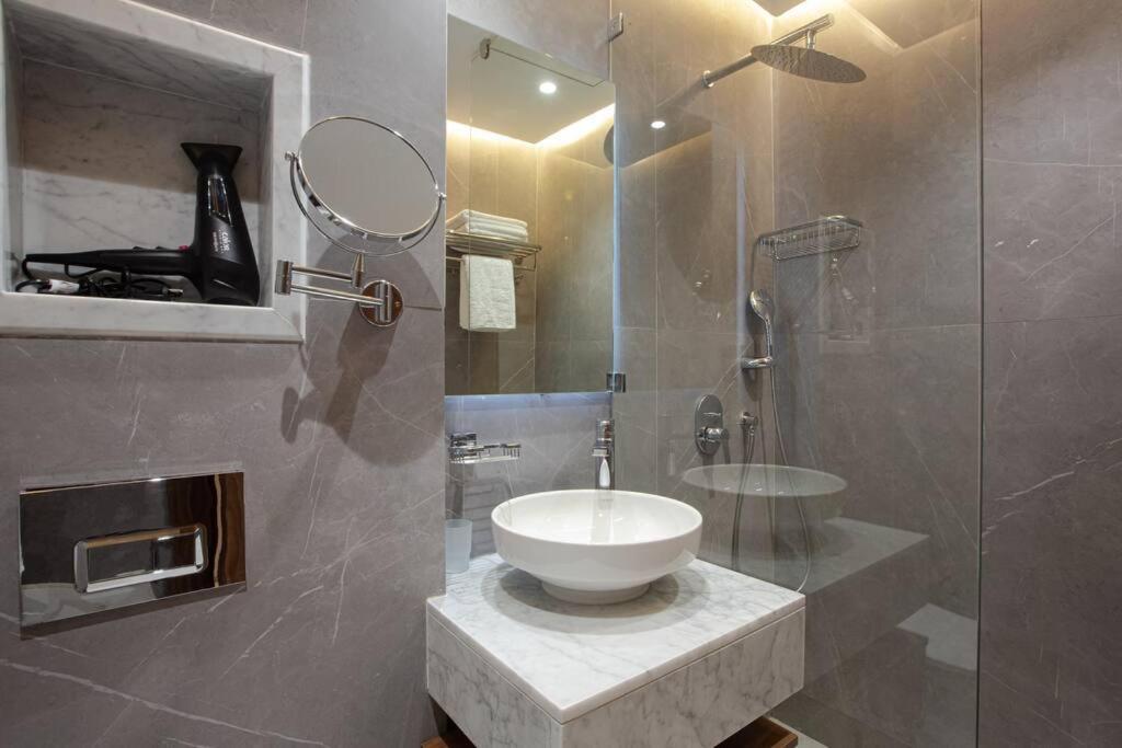 Brand New And Stylish Location *